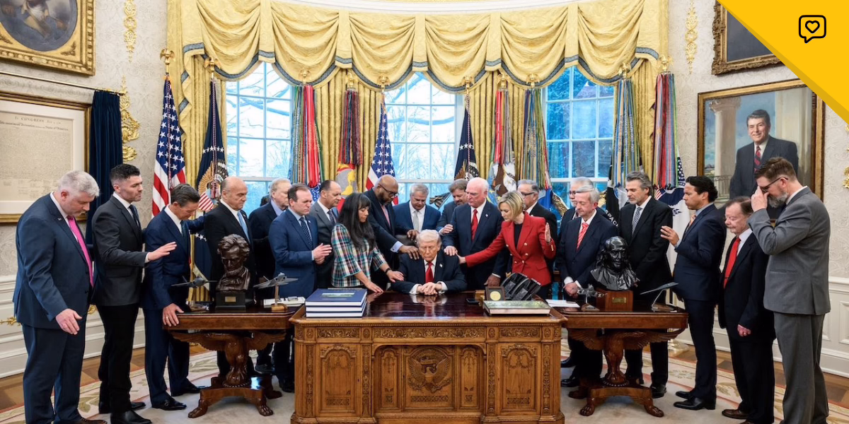 Líderes de fe se reúnen en la Oficina Oval para orar por el Presidente en un momento trascendental